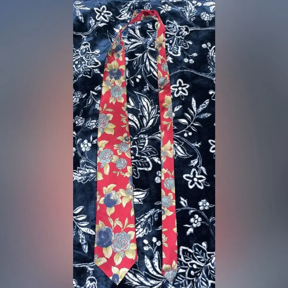 Vintage GANT Roses Floral 100% Silk Neck Tie